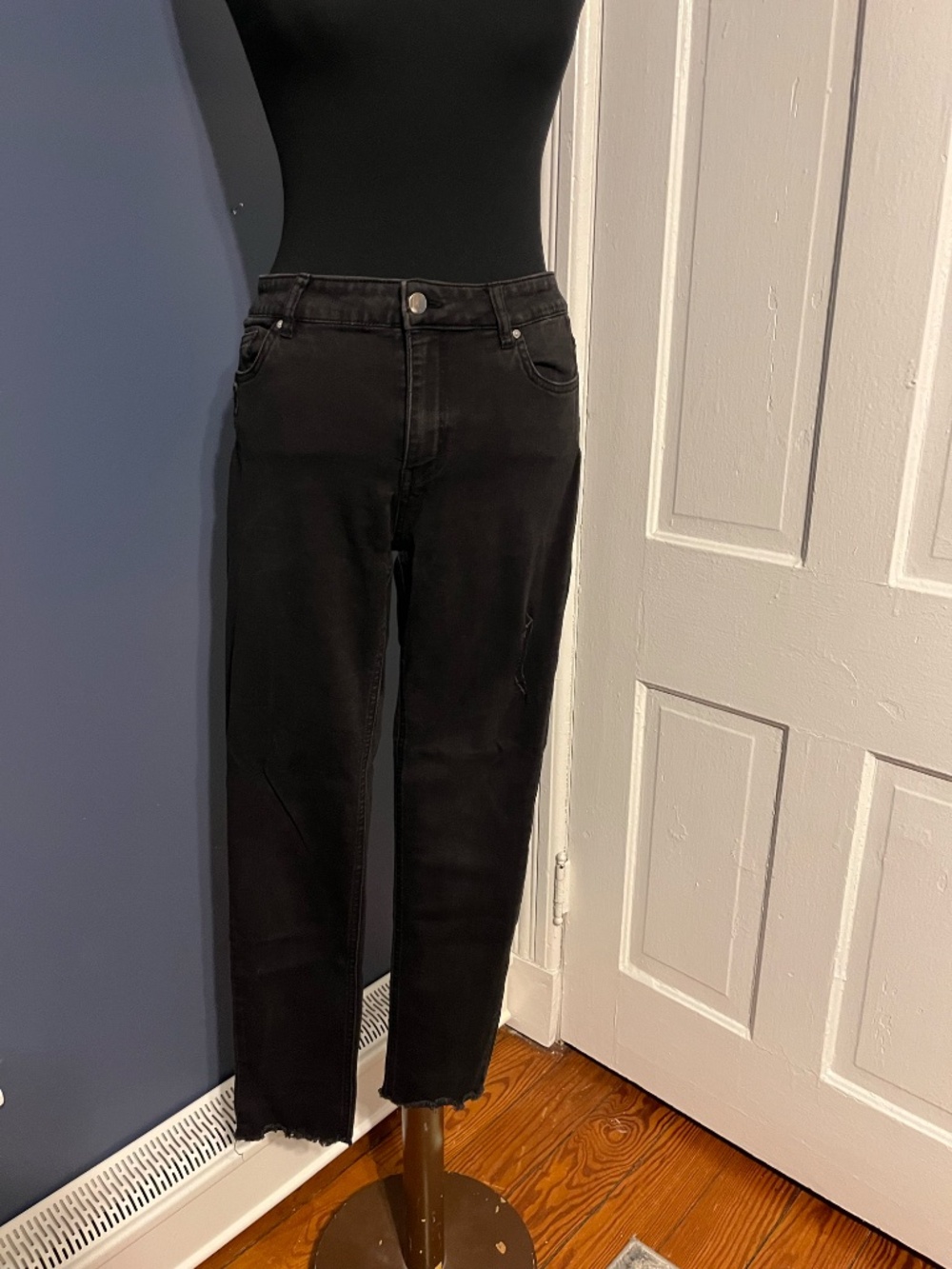 H&M Super Soft Black Distressed Ankle Jeans 8